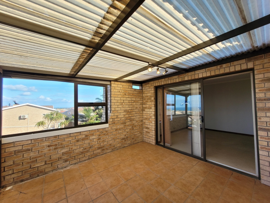 To Let 4 Bedroom Property for Rent in Wavecrest Eastern Cape